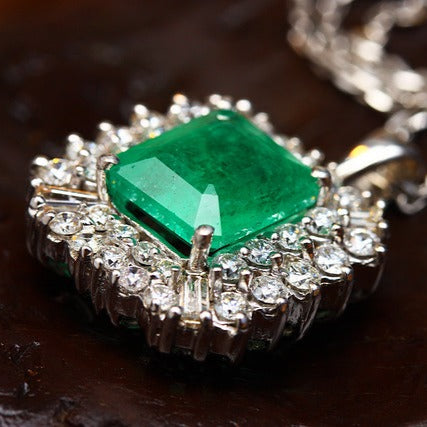 necklace with emerald stone